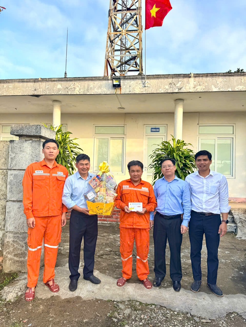 Công đoàn Công ty Điện lực Huế thăm hỏi người lao động nhân dịp Tết nguyên đán Bính Ngọ 2