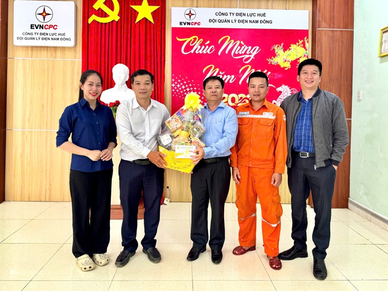 Công đoàn Công ty Điện lực Huế thăm hỏi người lao động nhân dịp Tết nguyên đán Bính Ngọ 4