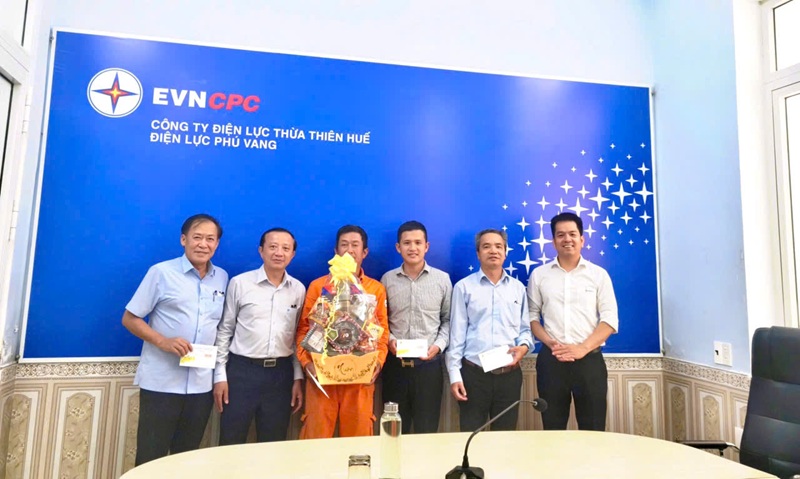 Công đoàn Công ty Điện lực Huế thăm hỏi người lao động nhân dịp Tết nguyên đán Bính Ngọ 9