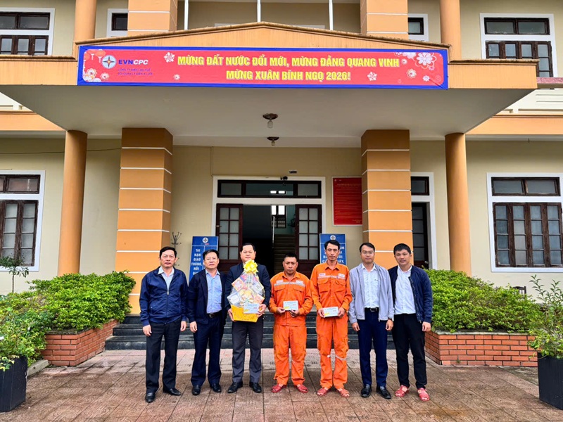 Công đoàn Công ty Điện lực Huế thăm hỏi người lao động nhân dịp Tết nguyên đán Bính Ngọ