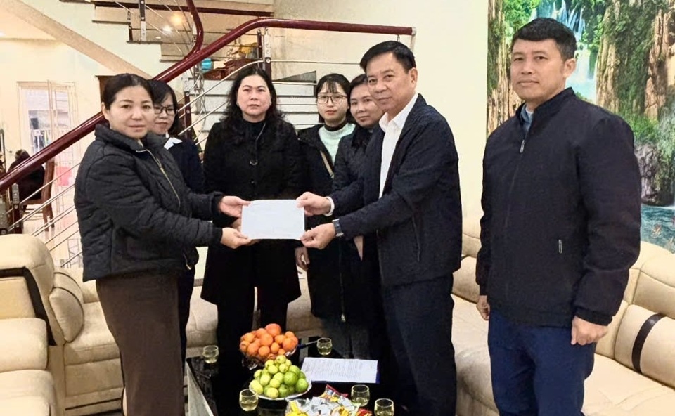 Công đoàn Công ty Điện lực Lào Cai thăm hỏi, hỗ trợ gia đình CBCNV qua đời do bệnh hiểm nghèo 1