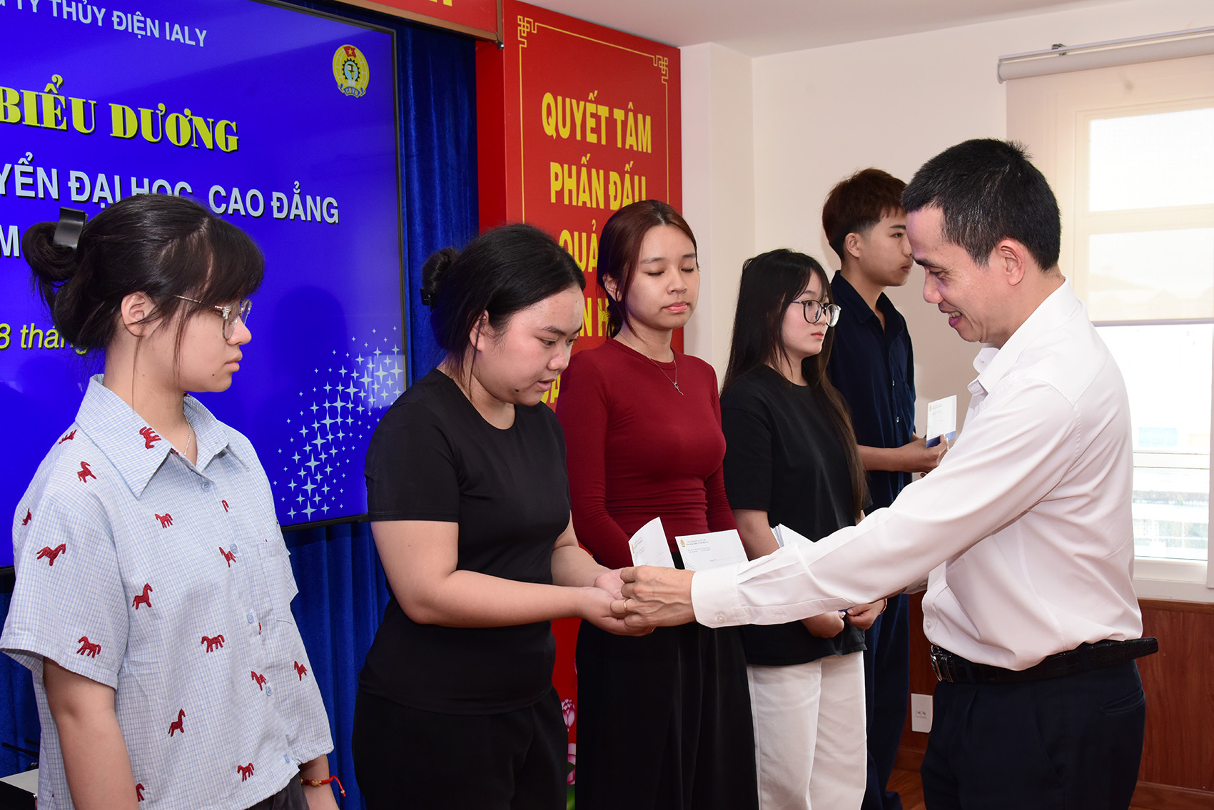 Công đoàn Công ty thủy điện Ialy tổ chức gặp mặt các cháu trúng tuyển đại học, cao đẳng năm 2026 1