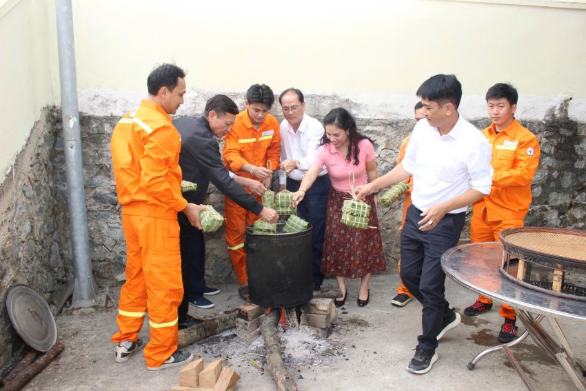 CÔNG ĐOÀN CÔNG TY TRUYỀN TẢI ĐIỆN 2 TỔ CHỨC CHƯƠNG TRÌNH “BÁNH CHƯNG XANH TRÊN CÁC CUNG ĐƯỜNG TRUYỀN TẢI ĐIỆN”. 2