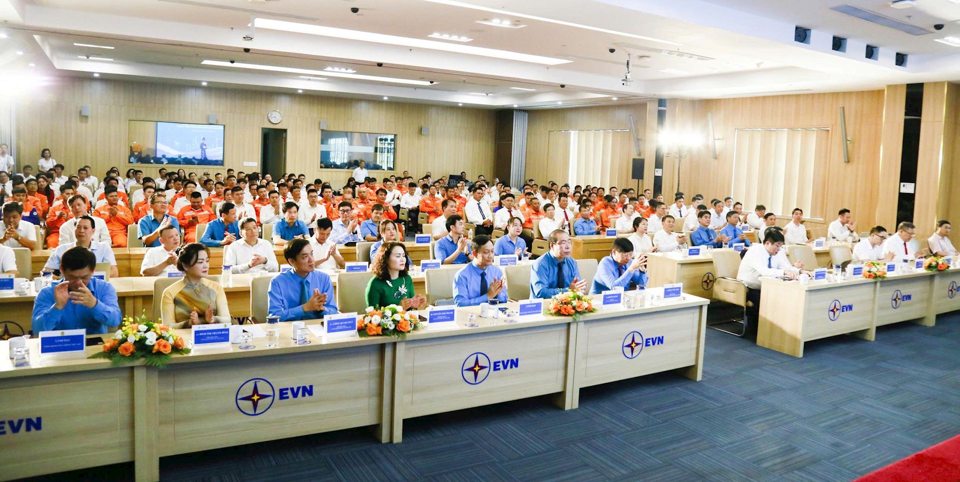 Công đoàn Điện lực Việt Nam: Biểu dương, khen thưởng nhiều tập thể, cá nhân dịp Tháng Công nhân 2026