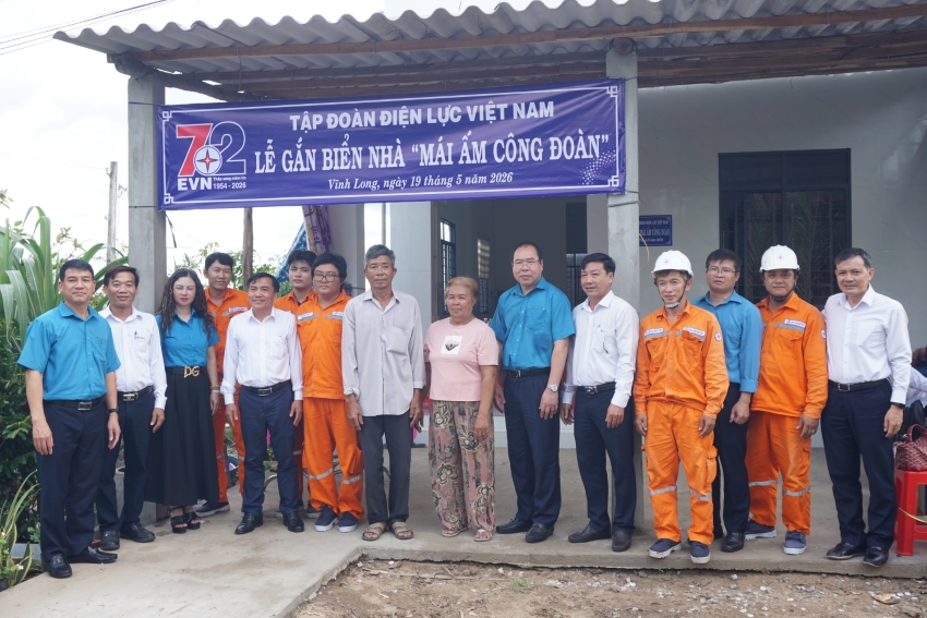 Công đoàn Điện lực Việt Nam gắn biển trao 02 căn nhà 