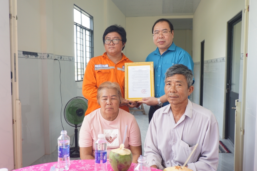 Công đoàn Điện lực Việt Nam gắn biển trao 02 căn nhà 