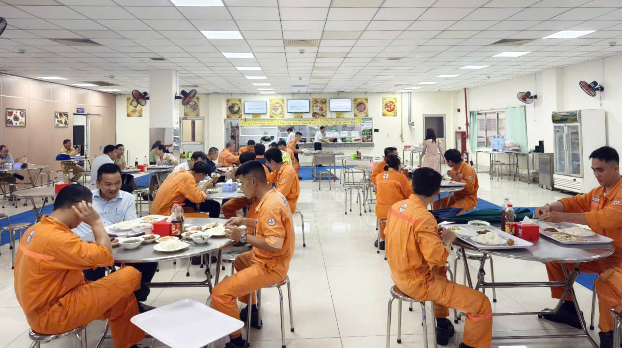 Công đoàn Điện lực Việt Nam phát huy vai trò chăm lo sức khỏe, tăng cường gắn kết trong đội ngũ lao động qua bữa ăn ca 1