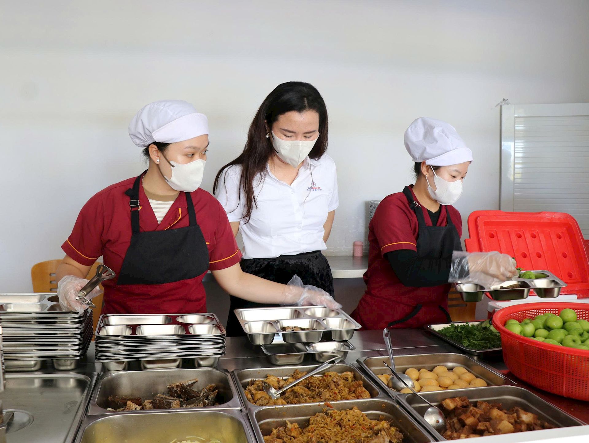 Công đoàn Điện lực Việt Nam phát huy vai trò chăm lo sức khỏe, tăng cường gắn kết trong đội ngũ lao động qua bữa ăn ca