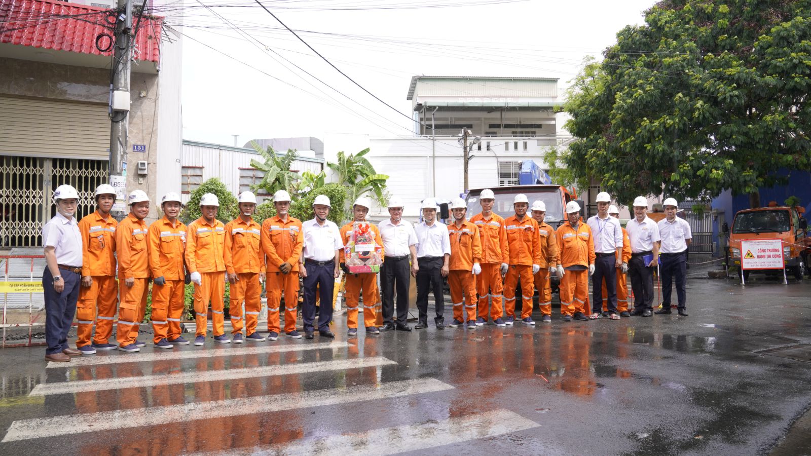 Công đoàn Điện lực Việt Nam tăng cường chăm lo người lao động trong cao điểm nắng nóng