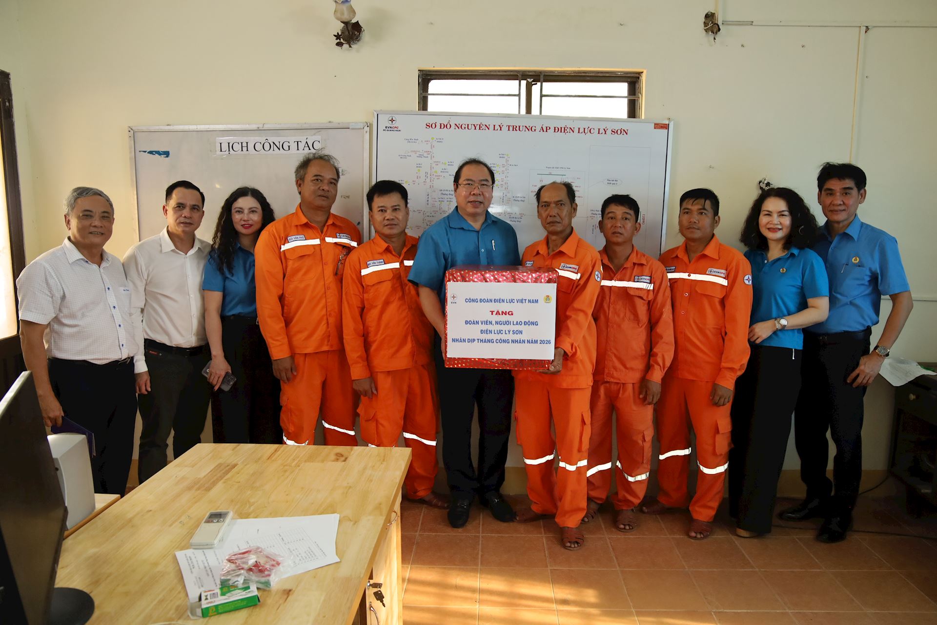 Công đoàn Điện lực Việt Nam thăm, động viên và trao tặng công trình thể thao cho người lao động Điện lực Lý Sơn nhân Tháng Công nhân 2026 5