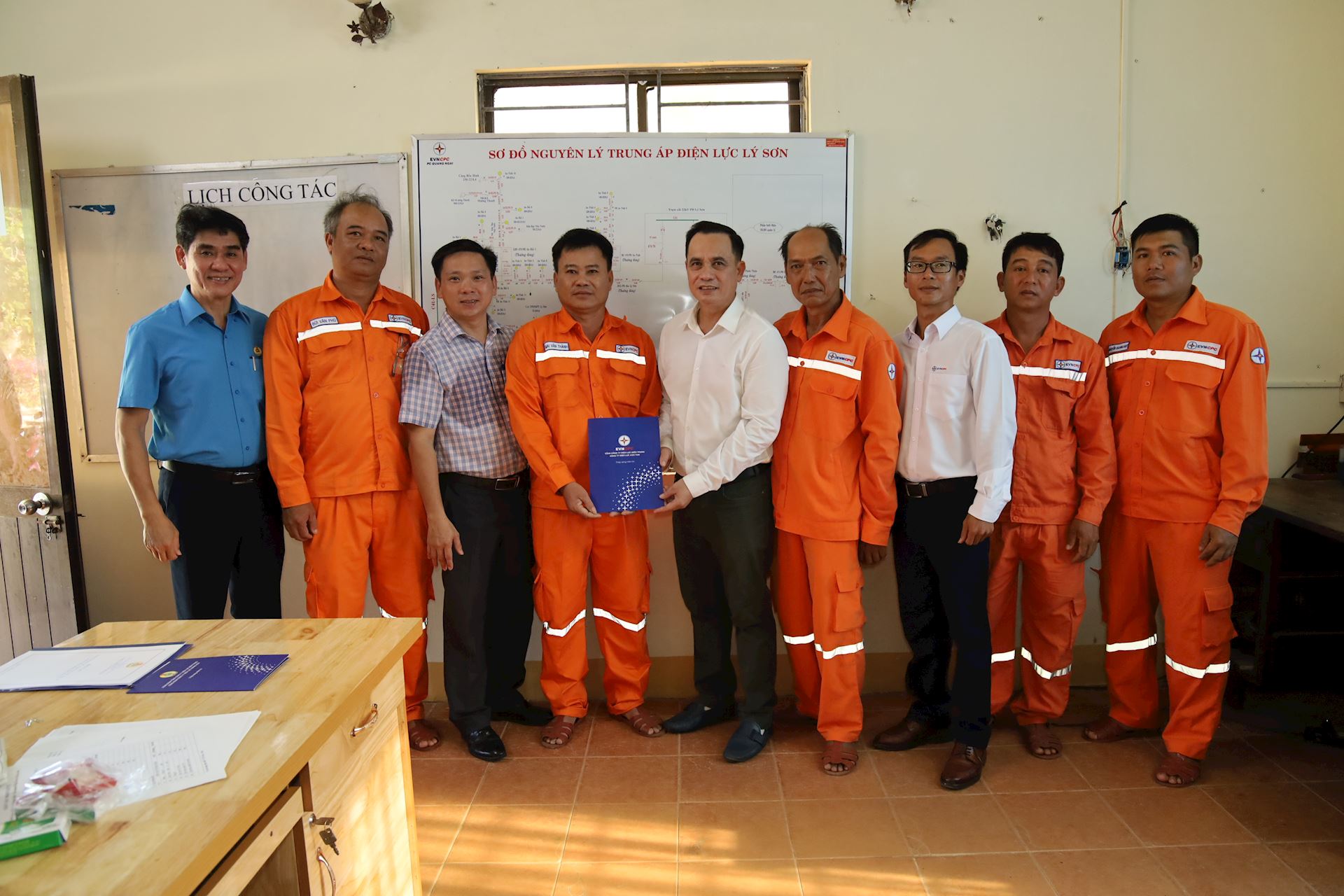 Công đoàn Điện lực Việt Nam thăm, động viên và trao tặng công trình thể thao cho người lao động Điện lực Lý Sơn nhân Tháng Công nhân 2026 6