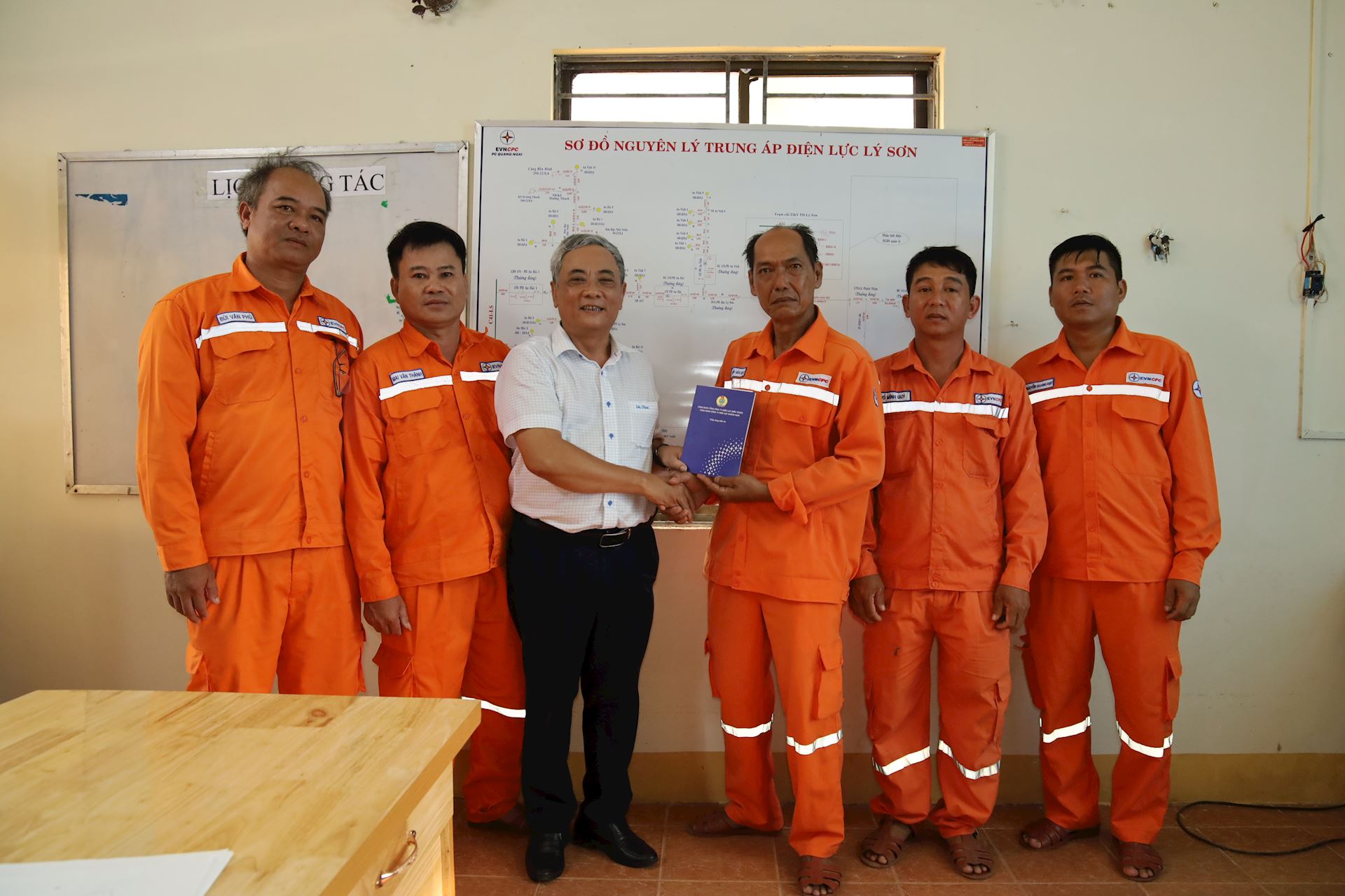 Công đoàn Điện lực Việt Nam thăm, động viên và trao tặng công trình thể thao cho người lao động Điện lực Lý Sơn nhân Tháng Công nhân 2026 7