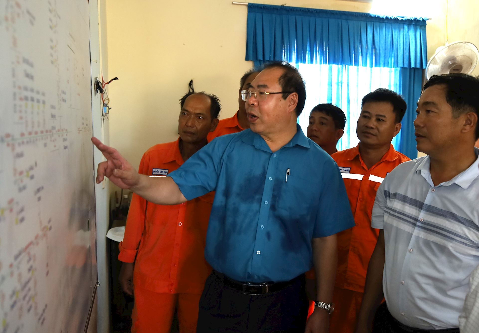 Công đoàn Điện lực Việt Nam thăm, động viên và trao tặng công trình thể thao cho người lao động Điện lực Lý Sơn nhân Tháng Công nhân 2026 8