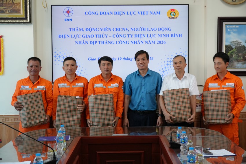 Công đoàn Điện lực Việt Nam thăm hỏi, động viên người lao động Điện lực Giao Thủy - Công ty Điện lực Ninh Bình 5