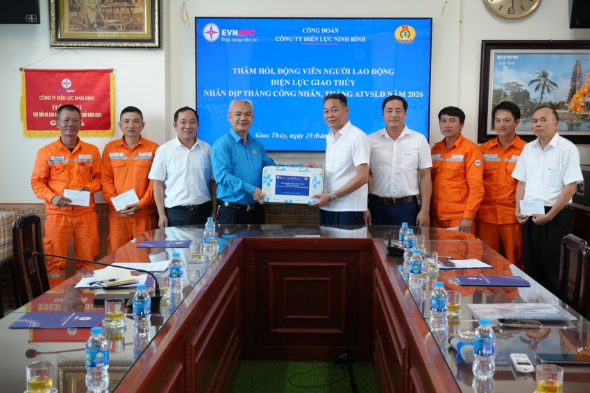 Công đoàn Điện lực Việt Nam thăm hỏi, động viên người lao động Điện lực Giao Thủy - Công ty Điện lực Ninh Bình 8