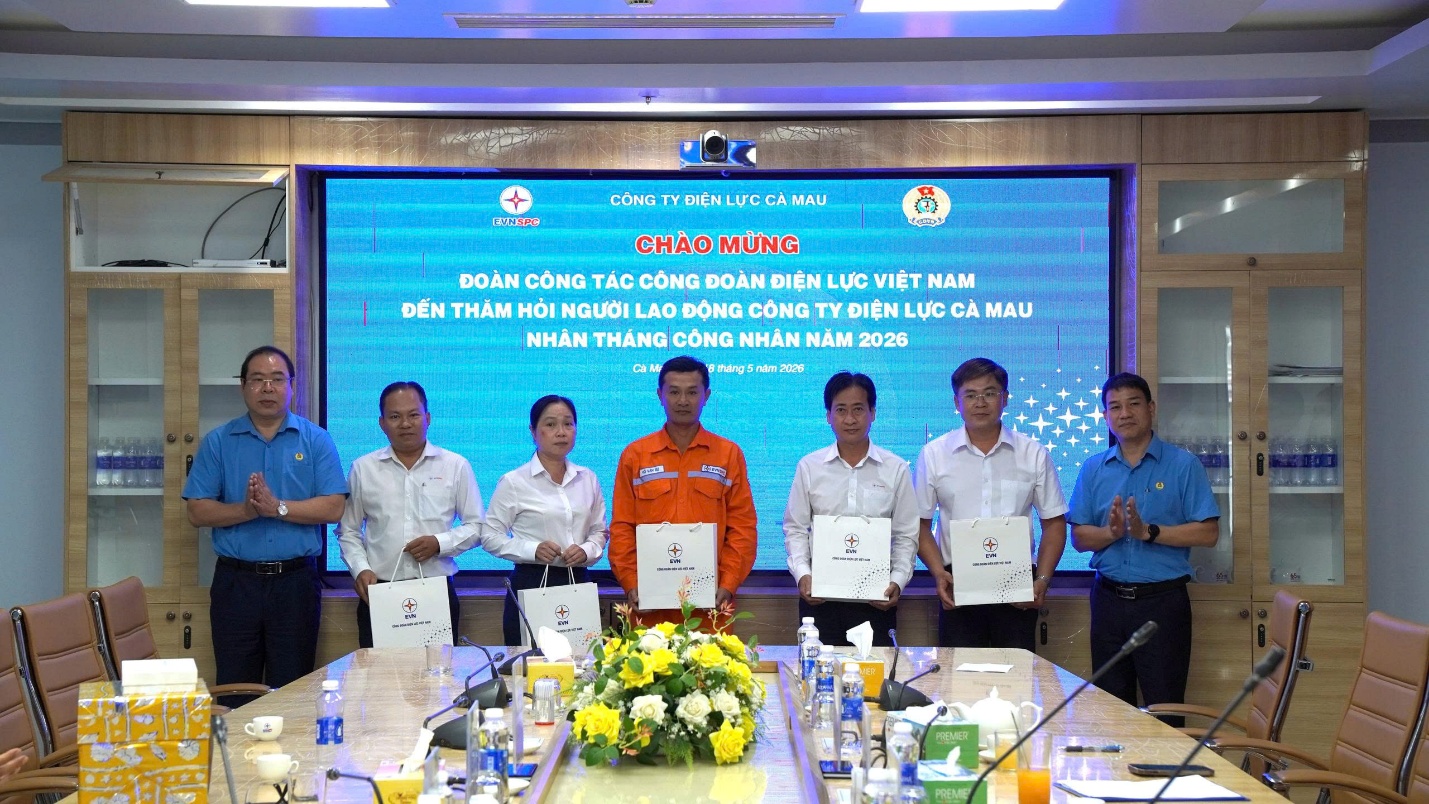 Công đoàn Điện lực Việt Nam thăm hỏi người lao động tại Đất Mũi Cà Mau 2