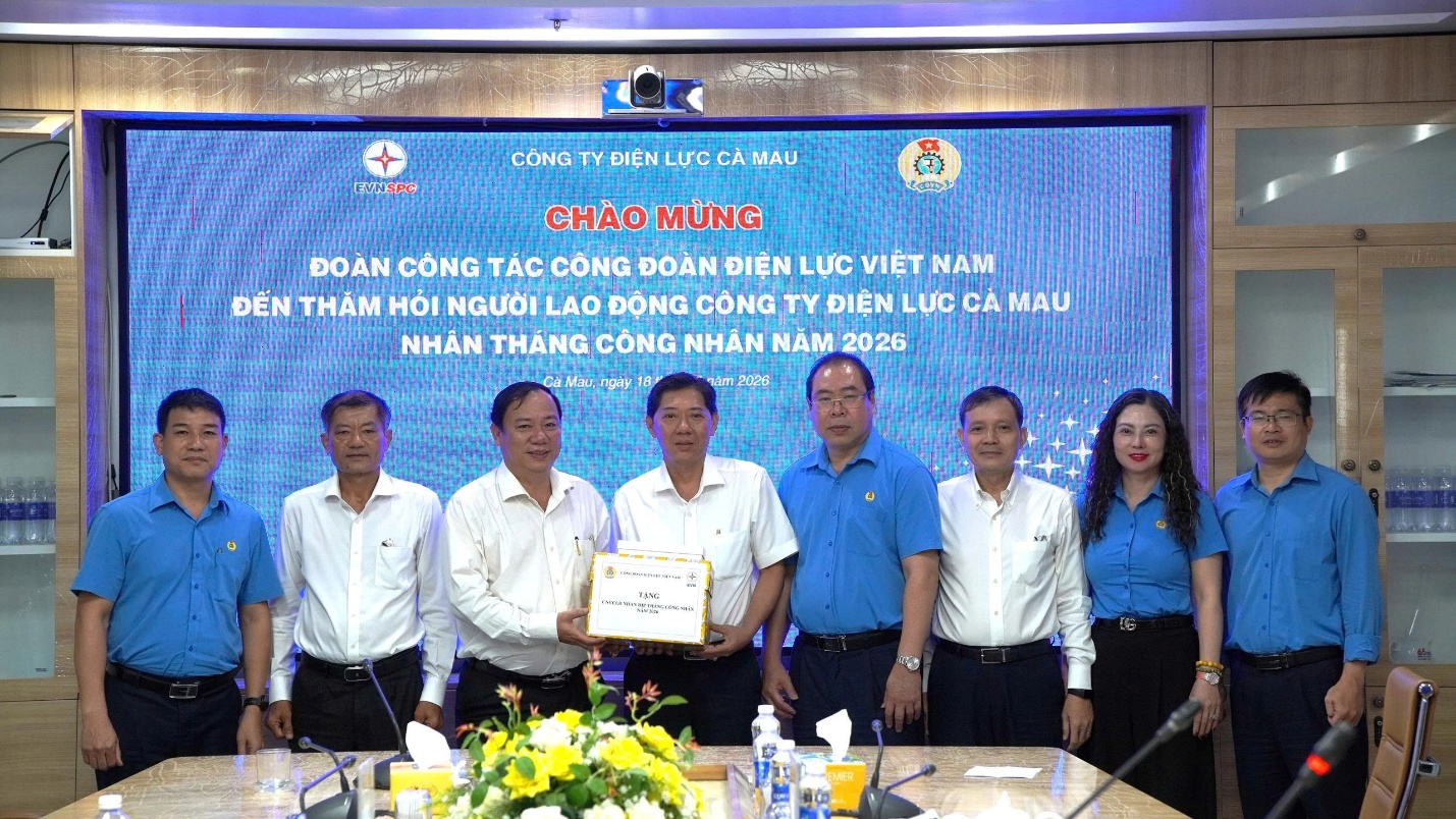 Công đoàn Điện lực Việt Nam thăm hỏi người lao động tại Đất Mũi Cà Mau 3
