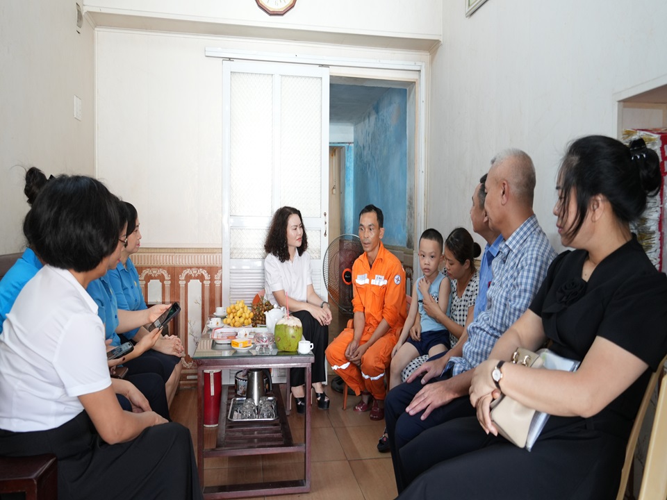 Công đoàn Điện lực Việt Nam thăm hỏi người lao động và con đoàn viên công đoàn Công ty Điện lực Ninh Bình mắc bệnh hiểm nghèo 3
