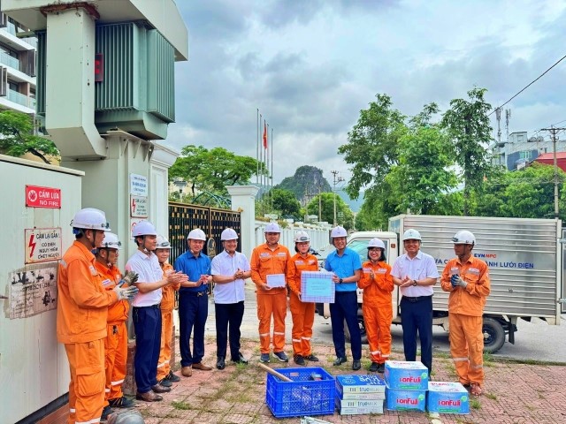 Công đoàn Điện lực Việt Nam thăm hỏi, tặng quà người lao động Điện lực Cẩm Phả (Công ty Điện lực Quảng Ninh)