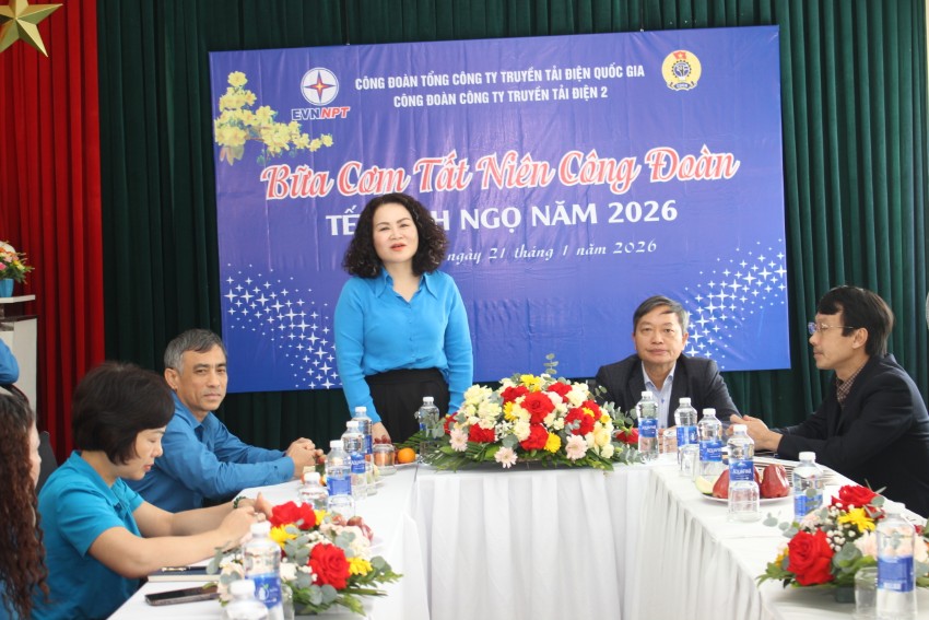 CÔNG ĐOÀN ĐIỆN LỰC VIỆT NAM THĂM HỎI, TẶNG QUÀ TẾT NGUYÊN ĐÁN BÍNH NGỌ CHO NGƯỜI LAO ĐỘNG TẠI CÔNG TRUYỀN TẢI ĐIỆN 2 2