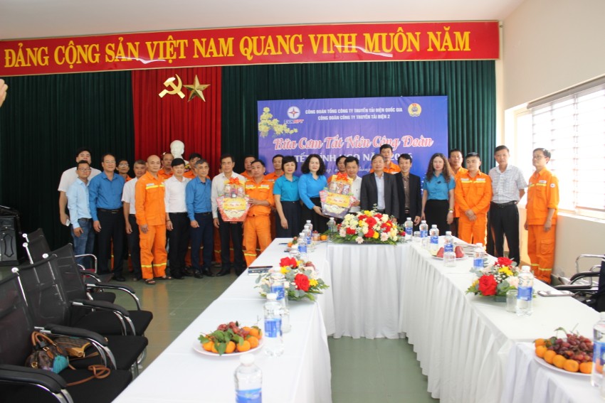 CÔNG ĐOÀN ĐIỆN LỰC VIỆT NAM THĂM HỎI, TẶNG QUÀ TẾT NGUYÊN ĐÁN BÍNH NGỌ CHO NGƯỜI LAO ĐỘNG TẠI CÔNG TRUYỀN TẢI ĐIỆN 2 3