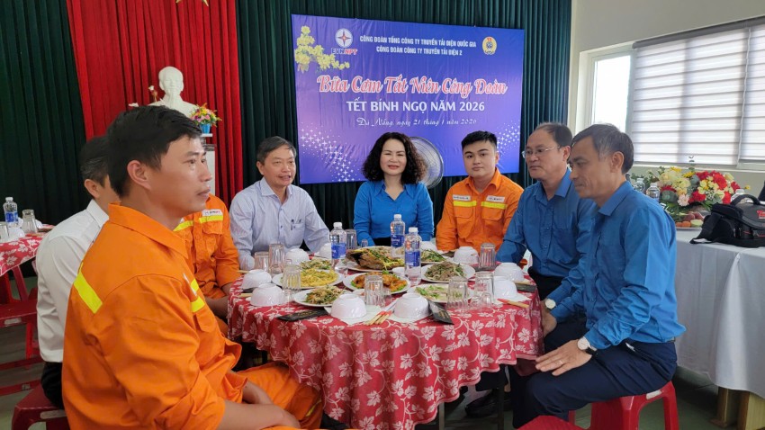 CÔNG ĐOÀN ĐIỆN LỰC VIỆT NAM THĂM HỎI, TẶNG QUÀ TẾT NGUYÊN ĐÁN BÍNH NGỌ CHO NGƯỜI LAO ĐỘNG TẠI CÔNG TRUYỀN TẢI ĐIỆN 2 4