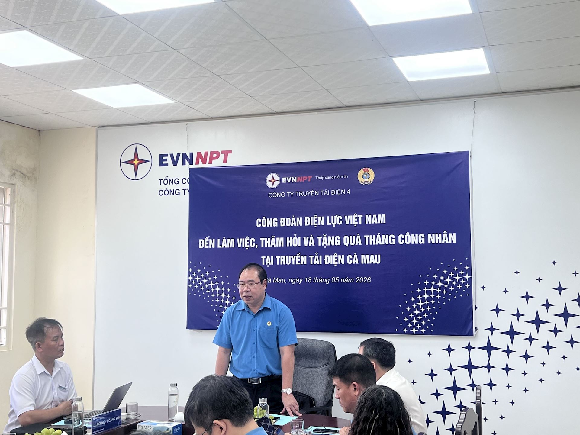 Công đoàn Điện lực Việt Nam và Công đoàn Tổng Công ty Truyền tải điện Quốc gia làm việc, thăm hỏi và tặng quà cho cán bộ công nhân viên Truyền tải điện Cà Mau. 1