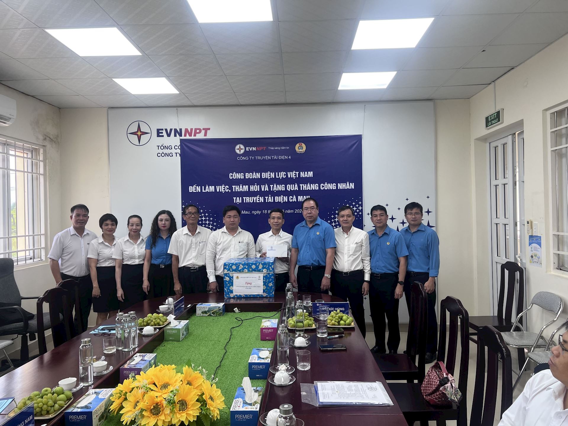 Công đoàn Điện lực Việt Nam và Công đoàn Tổng Công ty Truyền tải điện Quốc gia làm việc, thăm hỏi và tặng quà cho cán bộ công nhân viên Truyền tải điện Cà Mau. 2