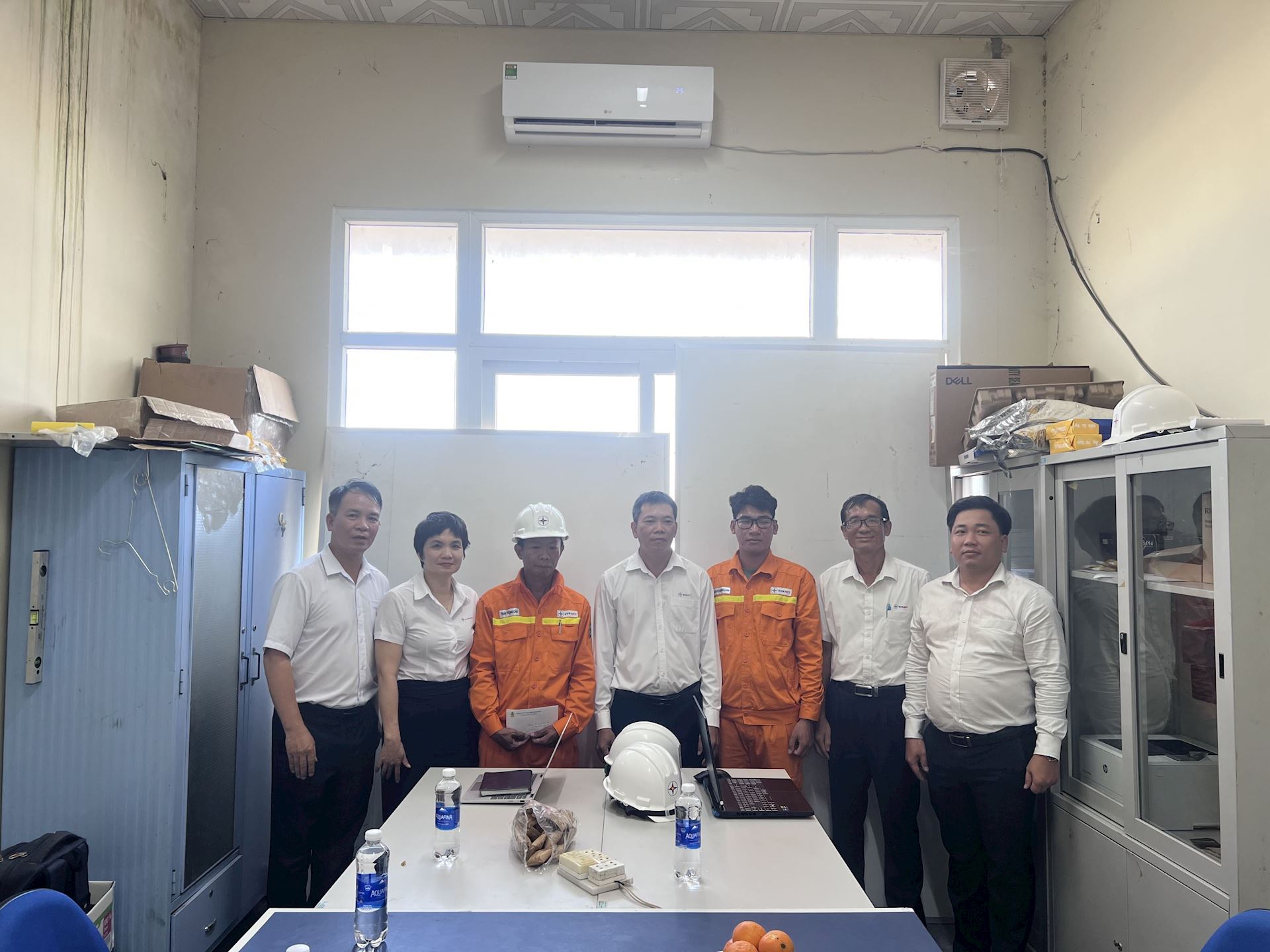 Công đoàn Điện lực Việt Nam và Công đoàn Tổng Công ty Truyền tải điện Quốc gia làm việc, thăm hỏi và tặng quà cho cán bộ công nhân viên Truyền tải điện Cà Mau. 3