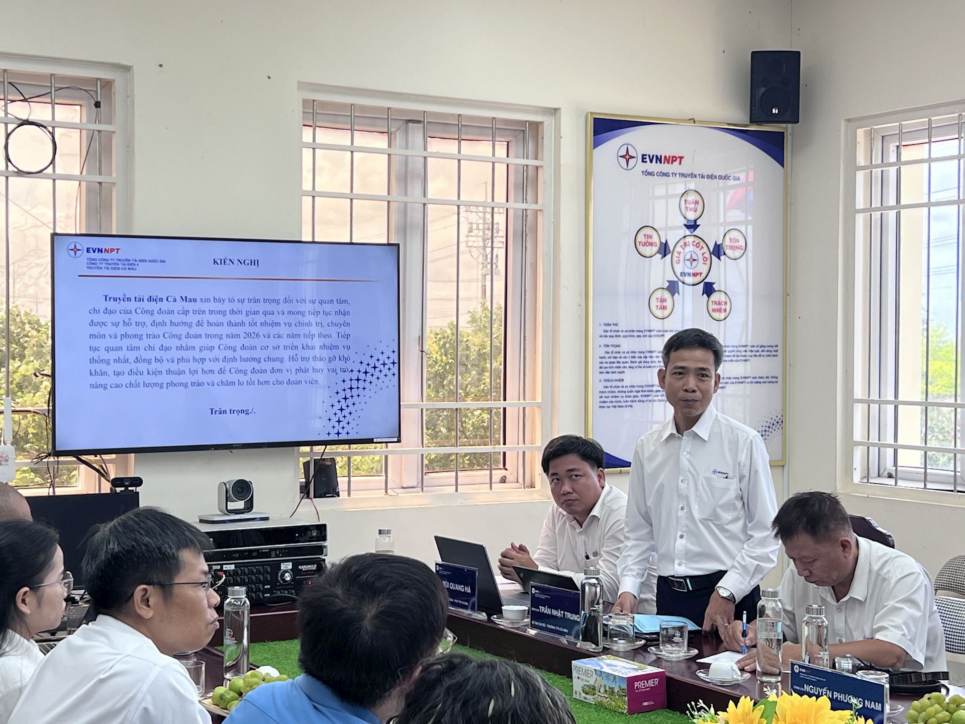 Công đoàn Điện lực Việt Nam và Công đoàn Tổng Công ty Truyền tải điện Quốc gia làm việc, thăm hỏi và tặng quà cho cán bộ công nhân viên Truyền tải điện Cà Mau.