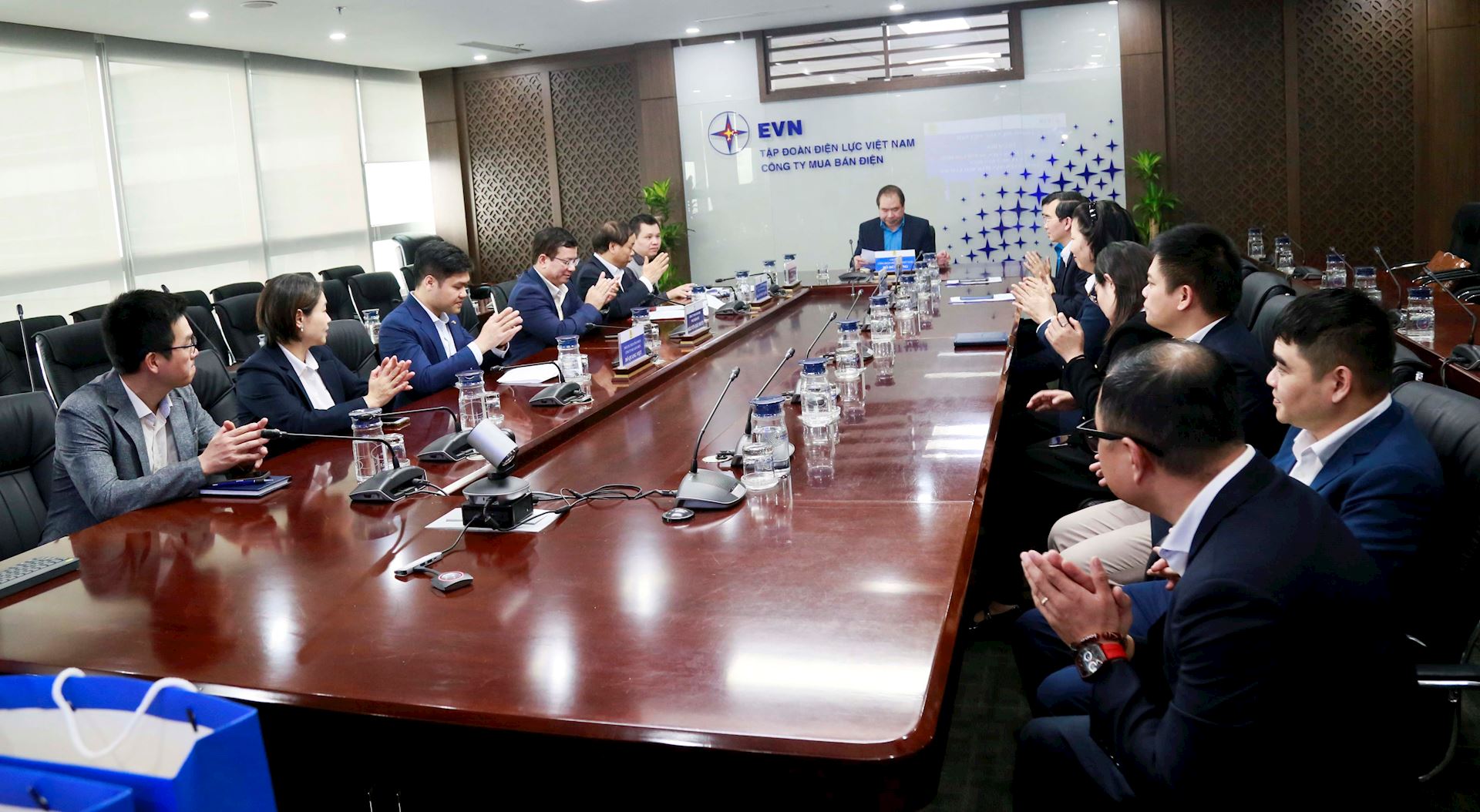 Công đoàn ĐLVN thăm hỏi, trao quà cho Công đoàn Công ty Mua bán điện nhân dịp Tết Nguyên đán Bính Ngọ 2026 1