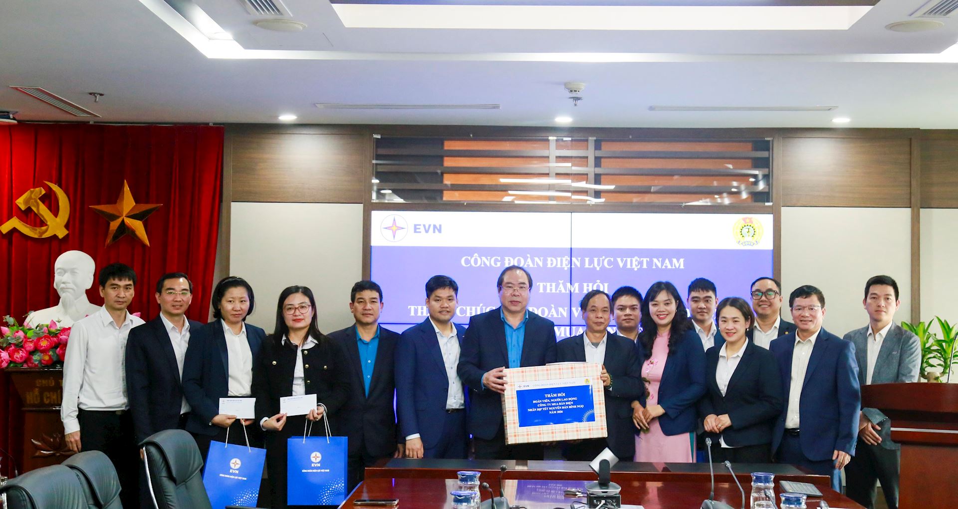 Công đoàn ĐLVN thăm hỏi, trao quà cho Công đoàn Công ty Mua bán điện nhân dịp Tết Nguyên đán Bính Ngọ 2026 3