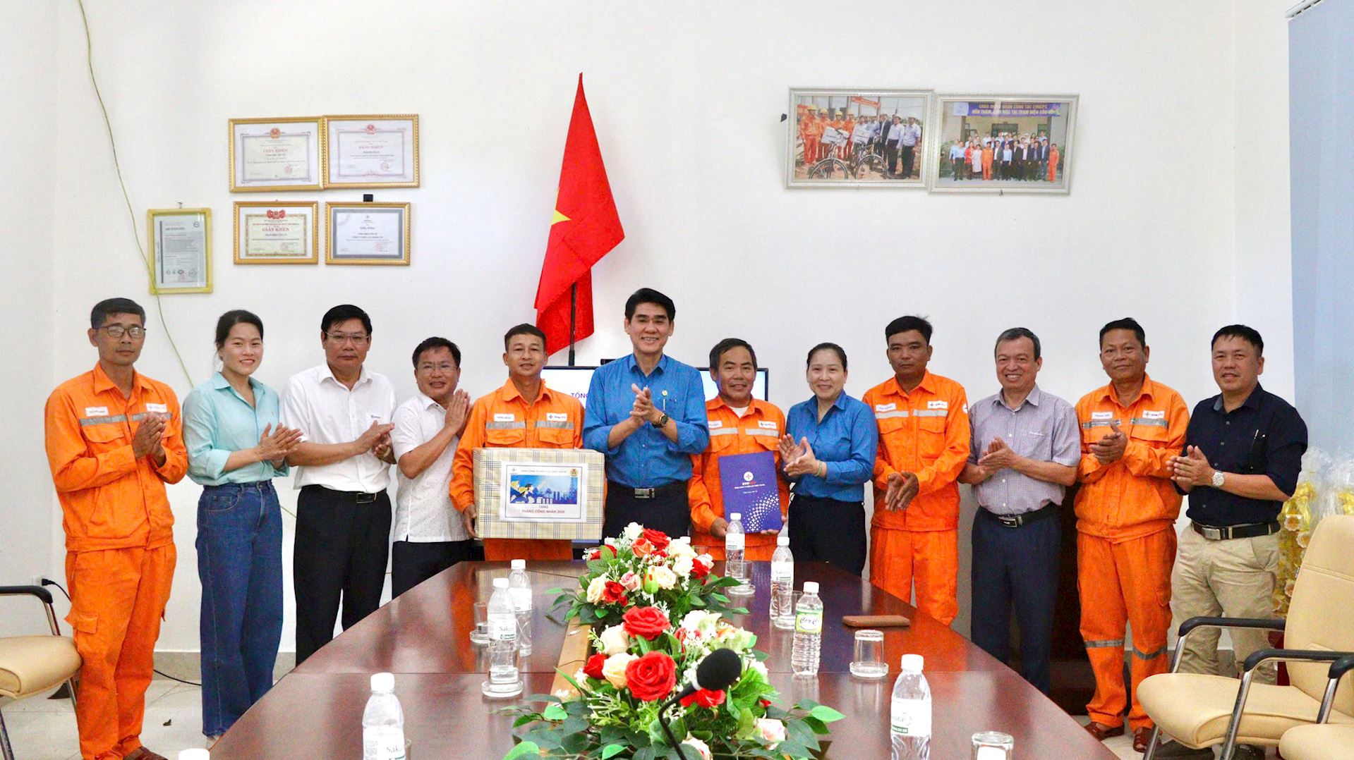 Công đoàn EVNCPC thăm, động viên người lao động Điện lực Cồn Cỏ