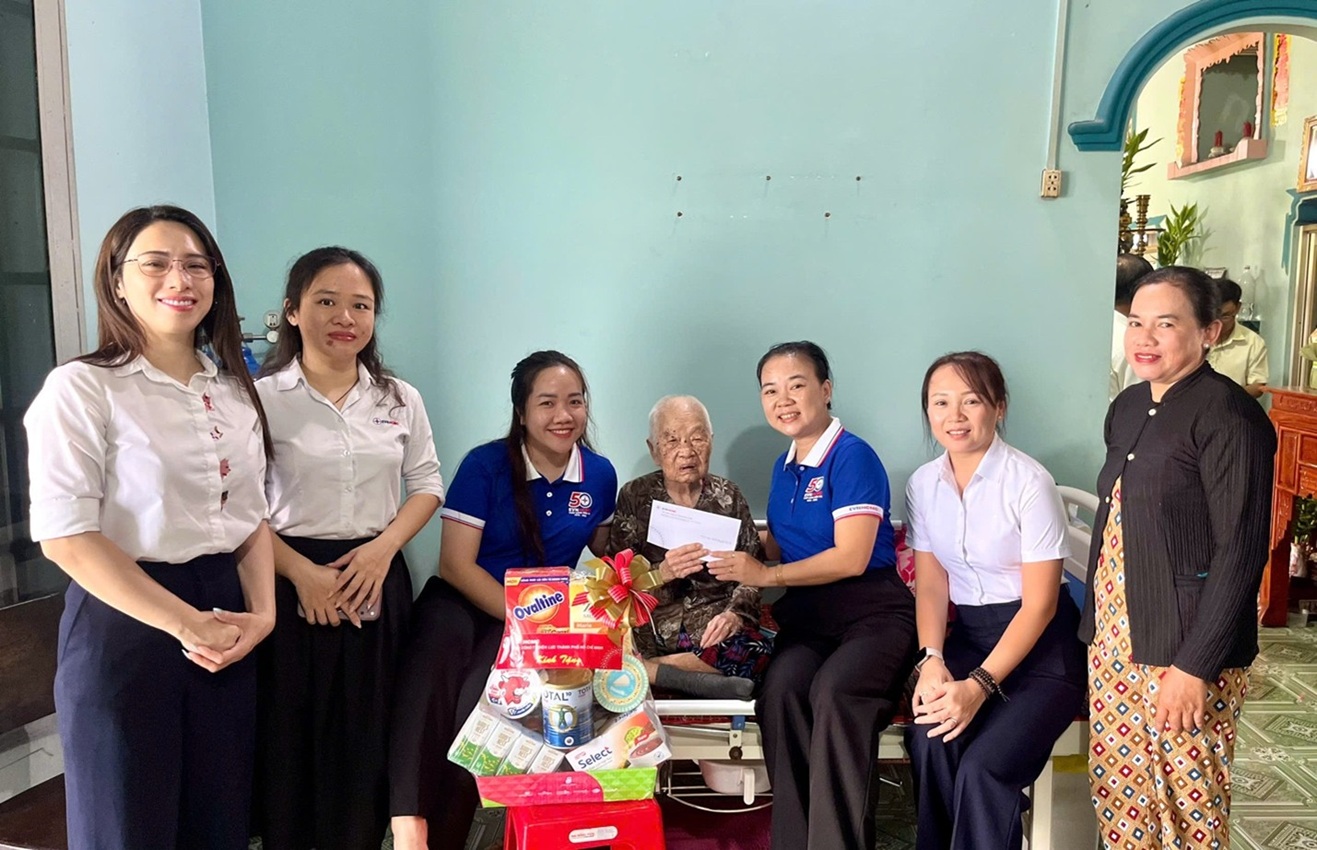 Công đoàn EVNHCMC thăm, tri ân các Mẹ Việt Nam Anh hùng 1