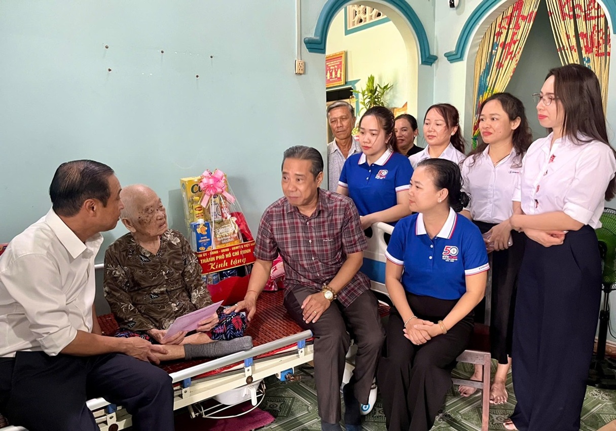 Công đoàn EVNHCMC thăm, tri ân các Mẹ Việt Nam Anh hùng 2