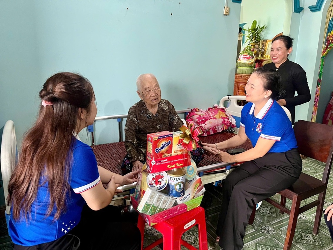 Công đoàn EVNHCMC thăm, tri ân các Mẹ Việt Nam Anh hùng
