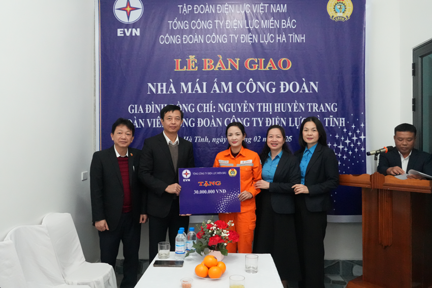 Công đoàn EVNNPC gắn biển “Mái ấm công đoàn” cho đoàn viên CTĐL Hà Tĩnh 2
