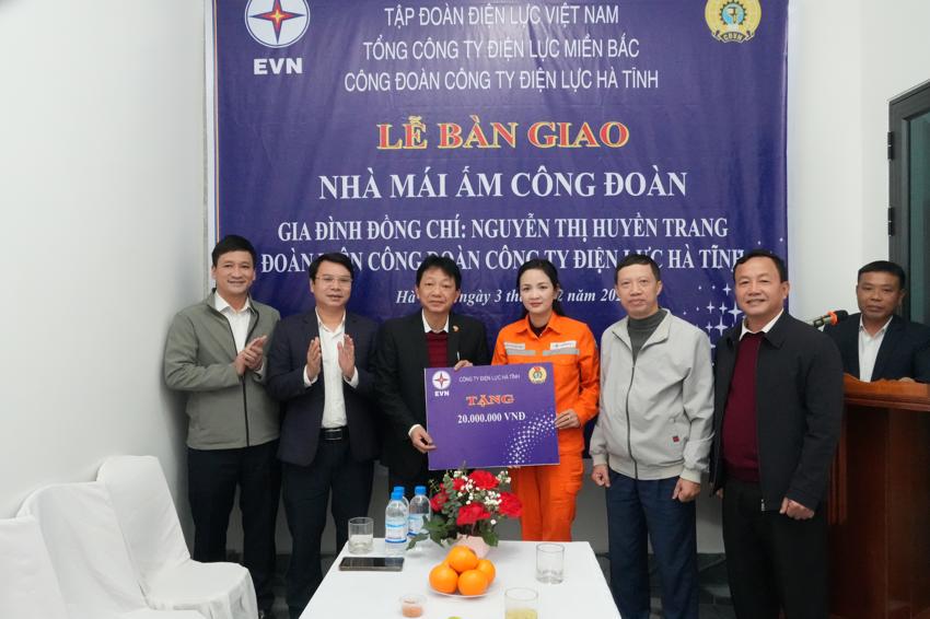 Công đoàn EVNNPC gắn biển “Mái ấm công đoàn” cho đoàn viên CTĐL Hà Tĩnh 3