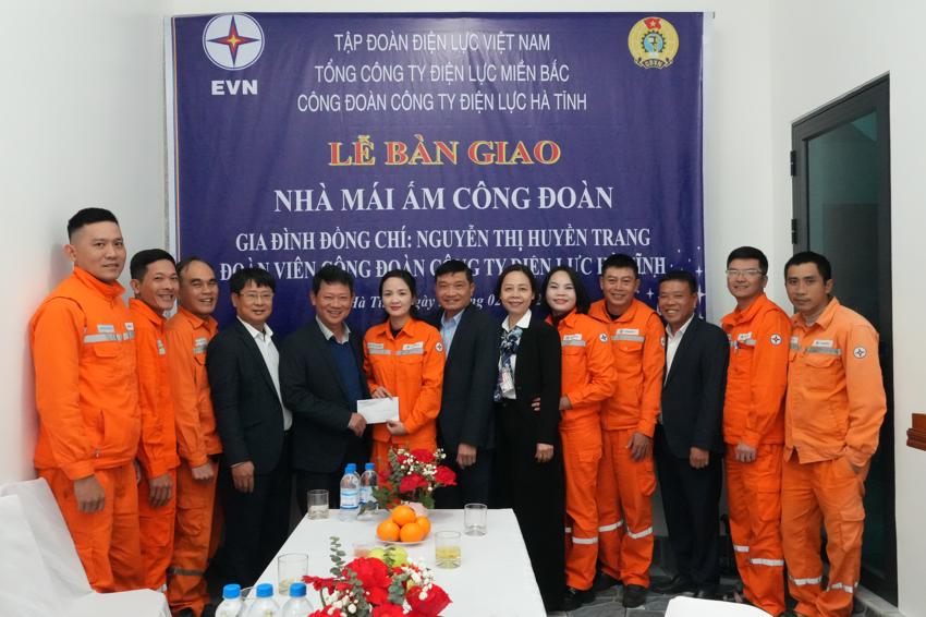 Công đoàn EVNNPC gắn biển “Mái ấm công đoàn” cho đoàn viên CTĐL Hà Tĩnh 4