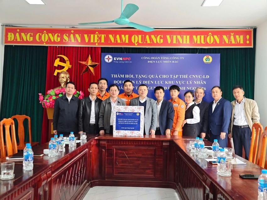 Công đoàn EVNNPC thăm hỏi, động viên người lao động Công ty Điện lực Ninh Bình dịp Tết Bính Ngọ 2026 1