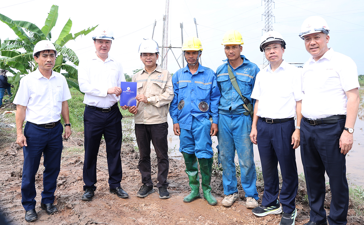 Công đoàn EVNNPT động viên người lao động thi công nước rút Dự án đường dây 500/220kV Nho Quan - Phủ Lý - Thường Tín 