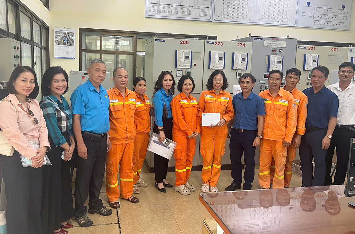 Công đoàn EVNNPT động viên người lao động Truyền tải điện Đông Bắc 1 nhân dịp Tháng Công nhân 2