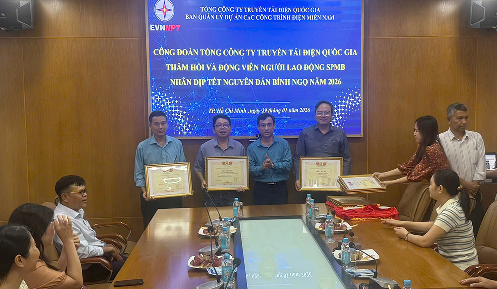 Công đoàn EVNNPT tặng quà động viên người lao động Ban Quản lý dự án các công trình điện miền Nam trước thềm năm mới 1