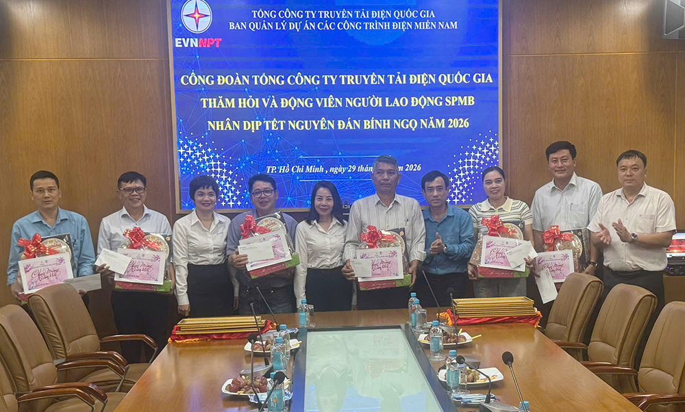 Công đoàn EVNNPT tặng quà động viên người lao động Ban Quản lý dự án các công trình điện miền Nam trước thềm năm mới 2