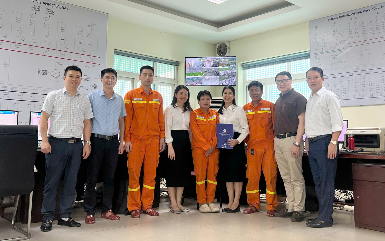 Công đoàn EVNNPT thăm hỏi, động viên người lao động thi công lắp đặt bổ sung tụ bù ngang 110kV tại TBA 500kV Đông Anh 1