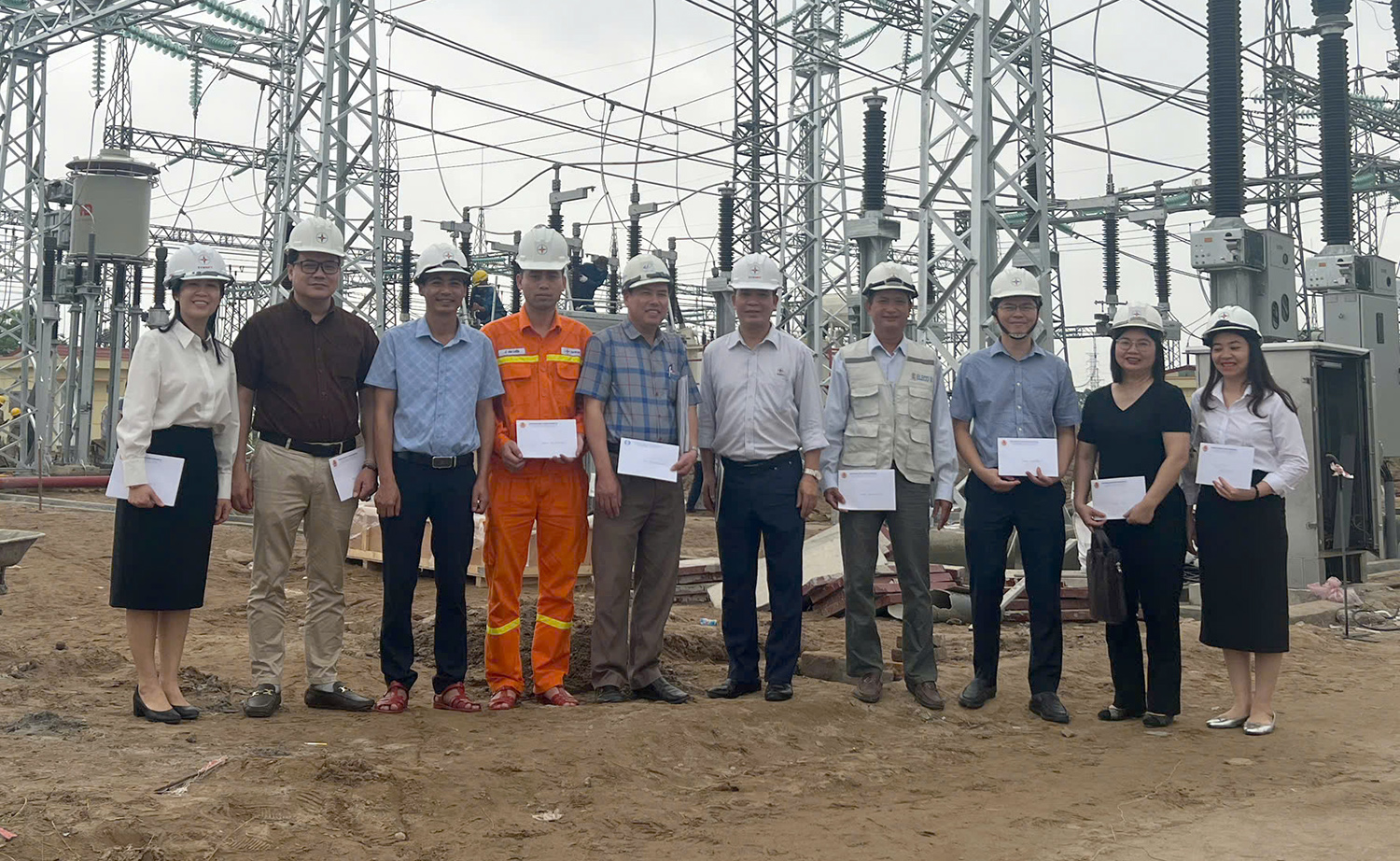 Công đoàn EVNNPT thăm hỏi, động viên người lao động thi công lắp đặt bổ sung tụ bù ngang 110kV tại TBA 500kV Đông Anh