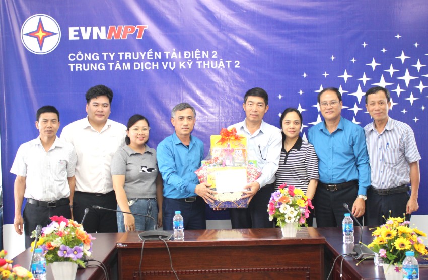 CÔNG ĐOÀN EVNNPT THĂM HỎI, TẶNG QUÀ TẾT NGUYÊN ĐÁN BÍNH NGỌ ĐẾN NGƯỜI LAO ĐỘNG  1