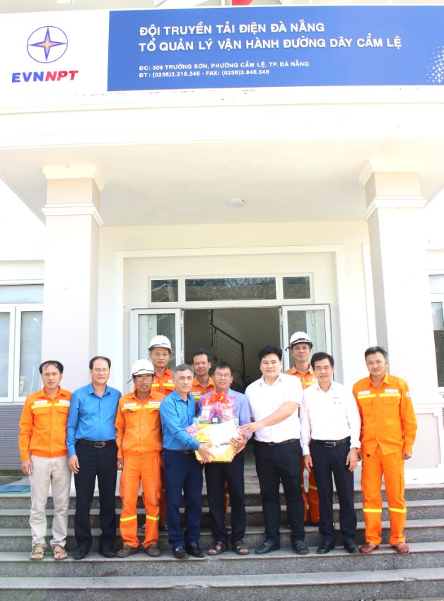 CÔNG ĐOÀN EVNNPT THĂM HỎI, TẶNG QUÀ TẾT NGUYÊN ĐÁN BÍNH NGỌ ĐẾN NGƯỜI LAO ĐỘNG  2