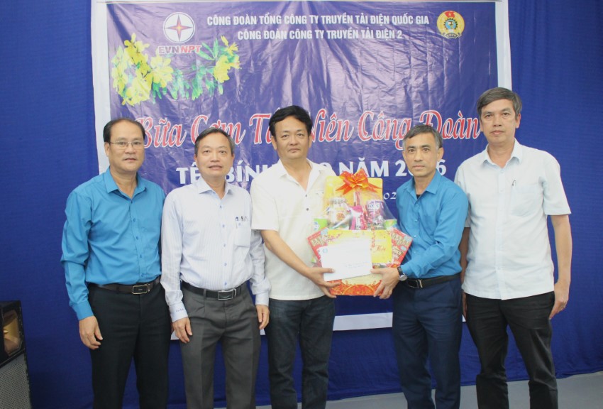 CÔNG ĐOÀN EVNNPT THĂM HỎI, TẶNG QUÀ TẾT NGUYÊN ĐÁN BÍNH NGỌ ĐẾN NGƯỜI LAO ĐỘNG  3