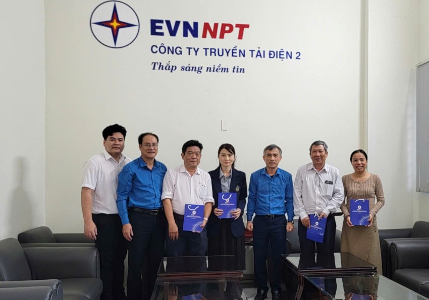 CÔNG ĐOÀN EVNNPT THĂM HỎI, TẶNG QUÀ TẾT NGUYÊN ĐÁN BÍNH NGỌ ĐẾN NGƯỜI LAO ĐỘNG  4